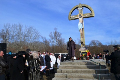 Відкрито пам'ятний знак розстріляним 75 років тому буковинцям (ФОТО)