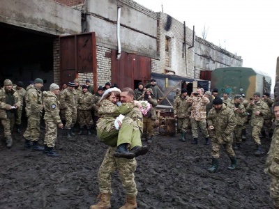 Весілля в АТО: вінчав капелан з Буковини, а прогулялися на «бойовому лімузині» (ФОТО)