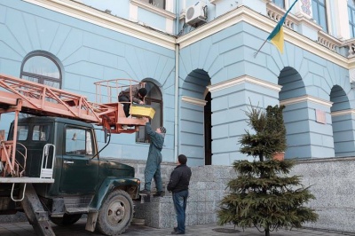 З приміщення мерії Чернівців демонтували кондиціонери (ФОТО)