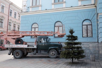 З приміщення мерії Чернівців демонтували кондиціонери (ФОТО)