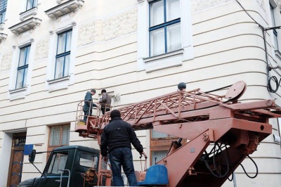 З приміщення мерії Чернівців демонтували кондиціонери (ФОТО)