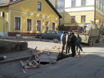 У центрі Чернівців замінюють газові труби (ФОТО)