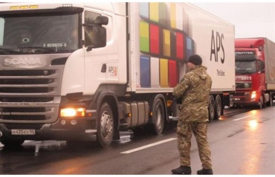 На Закарпатті активісти заблокували близько 50 фур з російськими номерами