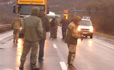 На Закарпатті російські фури намагаються розблокувати місцеві "тітушки"