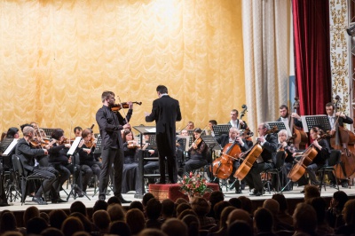 16-річний скрипаль зібрав аншлаг у приміщені філармонії в Чернівцях(ФОТО)