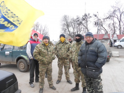 "Будемо стояти тут, поки нас не почують чиновники": на Буковині активісти уже добу блокують в’їзд російських фур