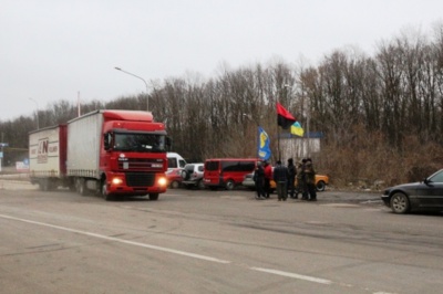 На Буковині активісти заблокували виїзд російських фур на кордоні з Молдовою