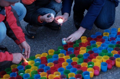 У Чернівцях до Дня Валентина запалили серце із 5 тисяч свічок (ФОТО)