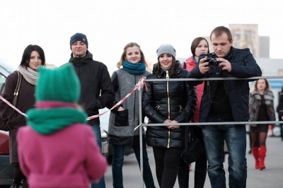 У Чернівцях до Дня Валентина запалили серце із 5 тисяч свічок (ФОТО)