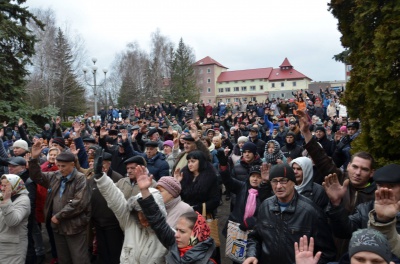 При в’їзді на Буковину активісти знову перекрили трасу - Хотин не хоче об’єднання з Кельменцями