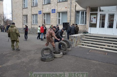 При в’їзді на Буковину активісти знову перекрили трасу - Хотин не хоче об’єднання з Кельменцями