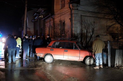 У Чернівцях "Жигулі" врізалися у ворота, прокатавши на капоті трьох пішоходів (ФОТО)