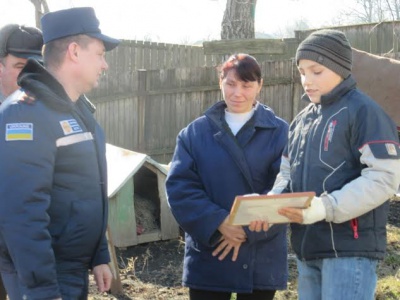 Рятувальники Буковини нагородили хлопця, який виніс з вогню своїх братів і сестер