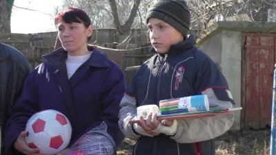 Рятувальники Буковини нагородили хлопця, який виніс з вогню своїх братів і сестер