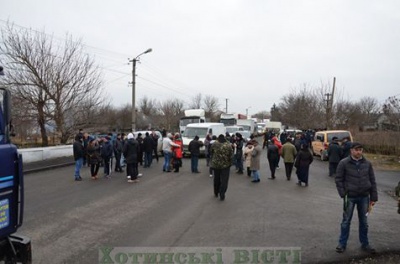 На Хотинщині продовжується блокування траси через Дністер