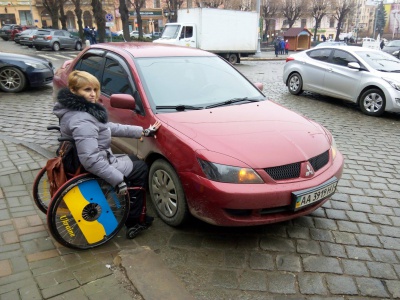 Чернівчанка на візку годину прочекала через невдало припарковане авто