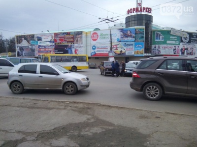 Два легковики зіткнулись поблизу "Формаркету" в Чернівцях