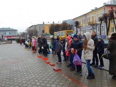 У центрі Вижниці люди виклали зі свічок напис "Герої не вмирають" (ФОТО)