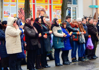 У центрі Вижниці люди виклали зі свічок напис "Герої не вмирають" (ФОТО)