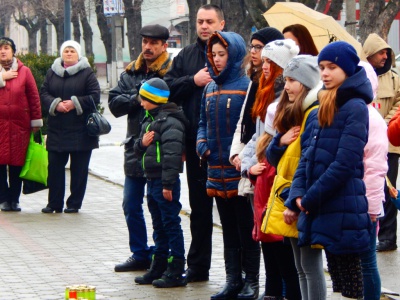 У центрі Вижниці люди виклали зі свічок напис "Герої не вмирають" (ФОТО)