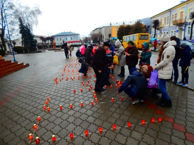 У центрі Вижниці люди виклали зі свічок напис "Герої не вмирають" (ФОТО)