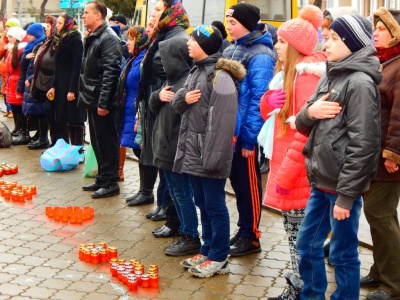 У центрі Вижниці люди виклали зі свічок напис "Герої не вмирають" (ФОТО)