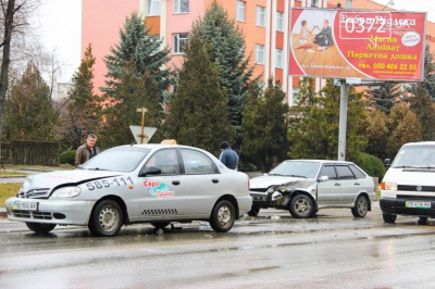 У Чернівцях легковик зіткнувся з машиною служби таксі (ФОТО)