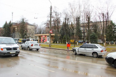 У Чернівцях легковик зіткнувся з машиною служби таксі (ФОТО)