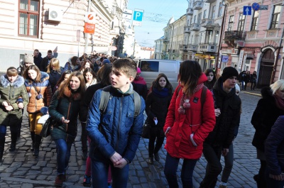 У Чернівцях студенти БДФЕУ принесли труну на Центральну площу міста (ФОТО)