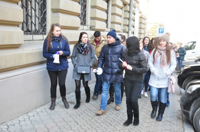 У Чернівцях студенти БДФЕУ принесли труну на Центральну площу міста (ФОТО)