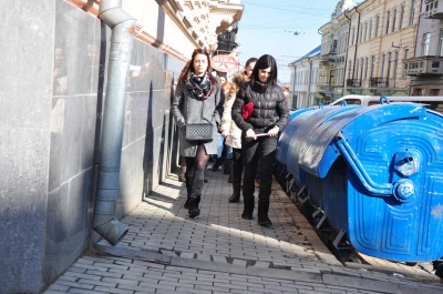 У Чернівцях студенти БДФЕУ принесли труну на Центральну площу міста (ФОТО)