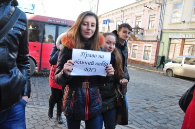 У Чернівцях студенти БДФЕУ принесли труну на Центральну площу міста (ФОТО)