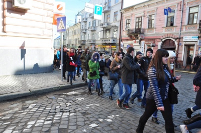 У Чернівцях студенти БДФЕУ принесли труну на Центральну площу міста (ФОТО)