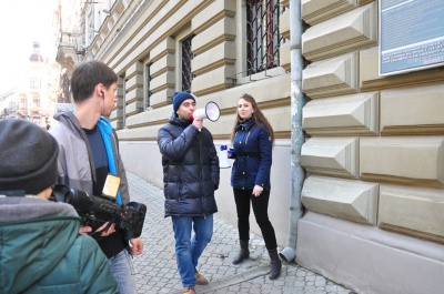 У Чернівцях студенти БДФЕУ принесли труну на Центральну площу міста (ФОТО)