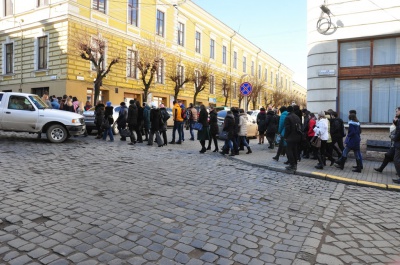 У Чернівцях студенти БДФЕУ принесли труну на Центральну площу міста (ФОТО)