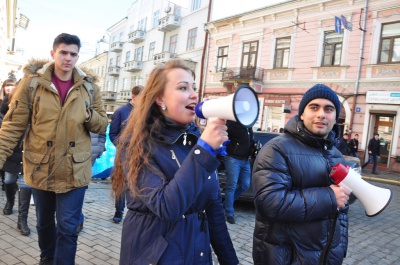 У Чернівцях студенти БДФЕУ принесли труну на Центральну площу міста (ФОТО)