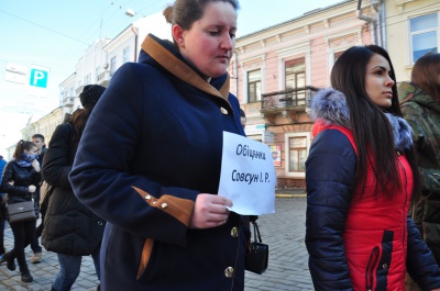 У Чернівцях студенти БДФЕУ принесли труну на Центральну площу міста (ФОТО)