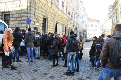 У Чернівцях студенти БДФЕУ принесли труну на Центральну площу міста (ФОТО)