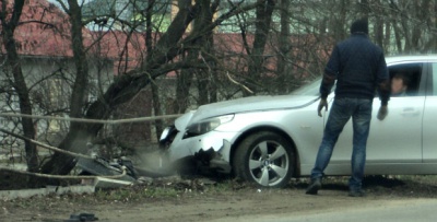 На Буковині BMW врізалось в огорожу, а вантажівка злетіла з дороги (ФОТО)