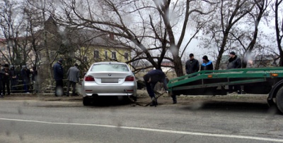 На Буковині BMW врізалось в огорожу, а вантажівка злетіла з дороги (ФОТО)