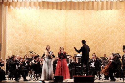 У Чернівцях сестри Тельнюк заспівали поезію Шевченка під музику симфонічного оркестру (ФОТО)