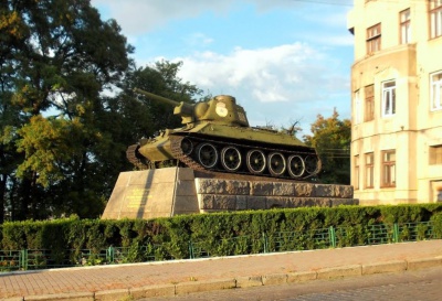 «Треба концентруватися не на боротьбі із пам’ятниками», - мер Чернівців про петицію щодо ліквідації танку на вулиці Гагаріна