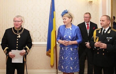 Інтернет сміється над виглядом українського посла, яка зустрілась із королевою Єлизаветою ІІ