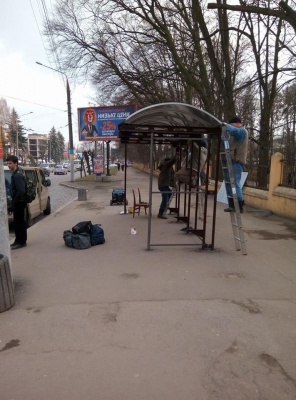 У Чернівцях комунальне підприємство відновлює зупинки громадського транспорту