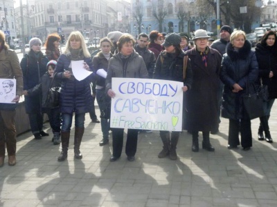 "Волю Надії!": у Чернівцях провели мітинг на підтримку Савченко (ФОТО)