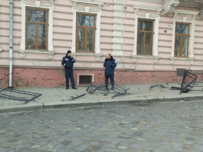 У мережі з’явились світлини з аварії, де поліцейські розтрощили огорожу в Чернівцях (ФОТО)