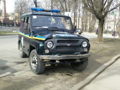 У мережі з’явились світлини з аварії, де поліцейські розтрощили огорожу в Чернівцях (ФОТО)