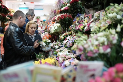 На квіткових ринках у Чернівцях  сьогодні ажіотаж (ФОТО)