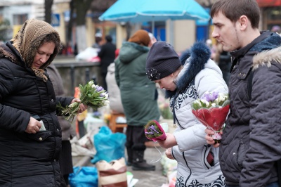 На квіткових ринках у Чернівцях  сьогодні ажіотаж (ФОТО)