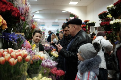 На квіткових ринках у Чернівцях  сьогодні ажіотаж (ФОТО)